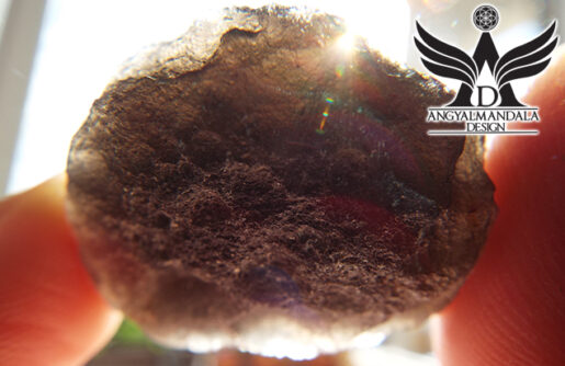 Az Isteni tűz gyöngye – Tektit (meteorit) (másnéven cintamani/agni manitit) marokkő (no.24.) /ritka/