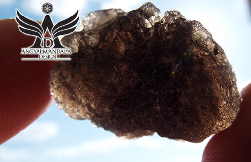 Az Isteni tűz gyöngye – Tektit (meteorit) (másnéven cintamani/agni manitit) marokkő (no.25.) /ritka/