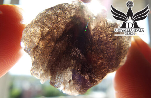 Az Isteni tűz gyöngye – Tektit (meteorit) (másnéven cintamani/agni manitit) marokkő (no.25.) /ritka/