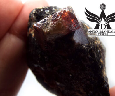 Nyers gránát. A megújulás és erő kristálya. Feltölti testedet életerővel, gyógyítja a lelket, és bátorságot ad, hogy szembenézz a változással.